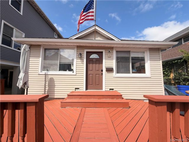  3 BR,  1.00 BTH &nbsp;Ranch style home in Long Beach