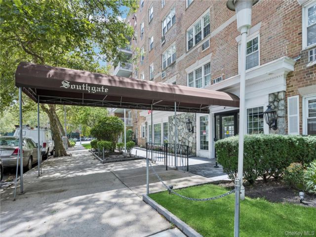  2 BR,  2.00 BTH &nbsp;Mid rise style home in Howard Beach