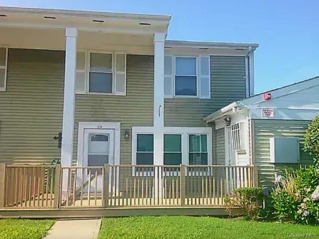  2 BR,  2.00 BTH &nbsp;House style home in Ridge