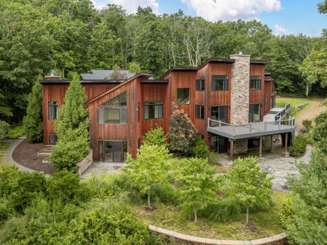  4 BR,  6.00 BTH &nbsp;Contemporary style home in Wurtsboro