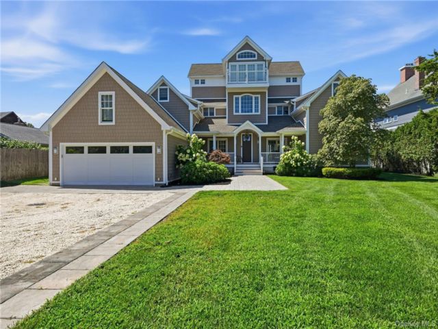  5 BR,  6.00 BTH &nbsp;Traditional style home in Northport