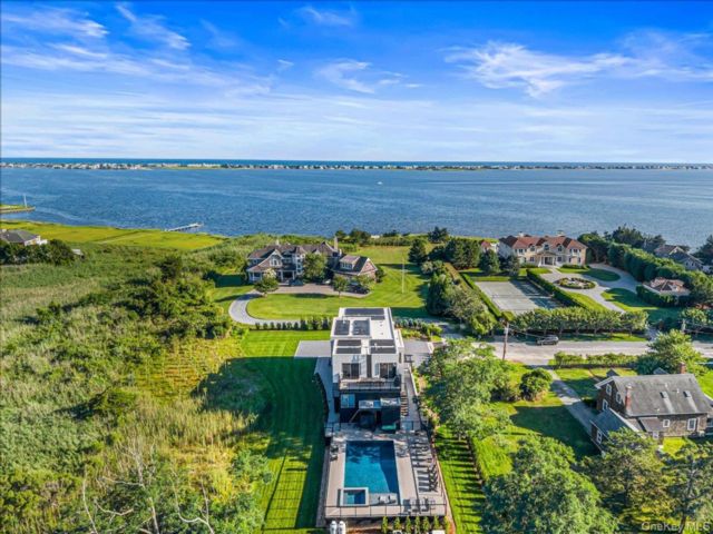  5 BR,  6.00 BTH &nbsp;Contemporary style home in Westhampton