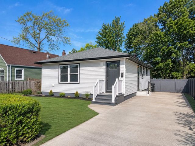  3 BR,  2.00 BTH &nbsp;Ranch style home in Copiague