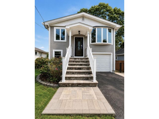  4 BR,  2.00 BTH &nbsp;Hi ranch style home in Ronkonkoma
