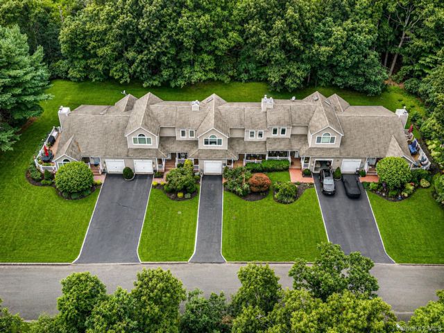  2 BR,  3.00 BTH &nbsp;Condo style home in Manorville