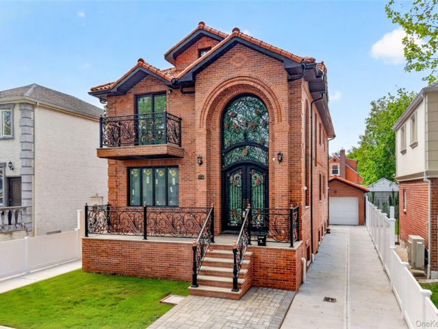  6 BR,  5.00 BTH &nbsp;Colonial style home in Fresh Meadows