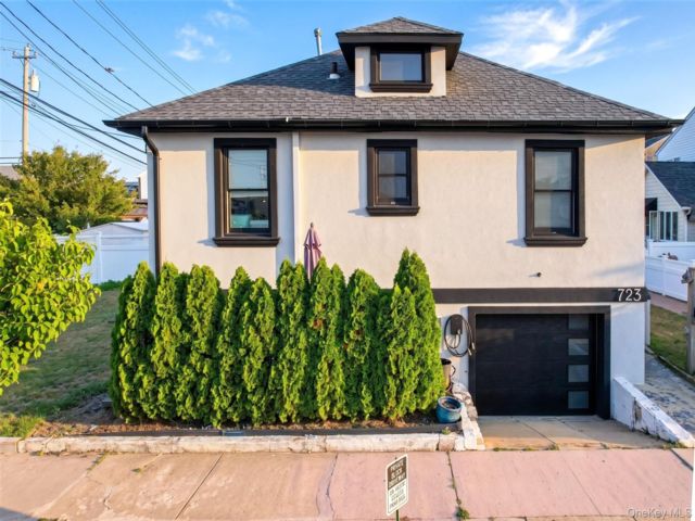  4 BR,  2.00 BTH &nbsp;Contemporary style home in Long Beach