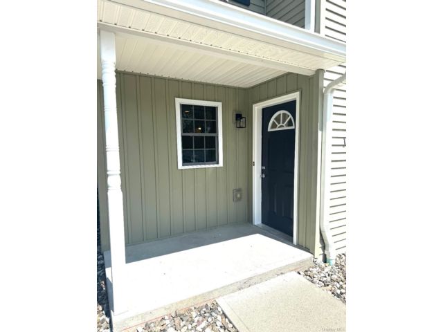  2 BR,  3.00 BTH &nbsp;House style home in Highland