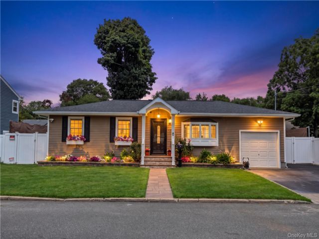  3 BR,  1.00 BTH &nbsp;Ranch style home in Bay Shore
