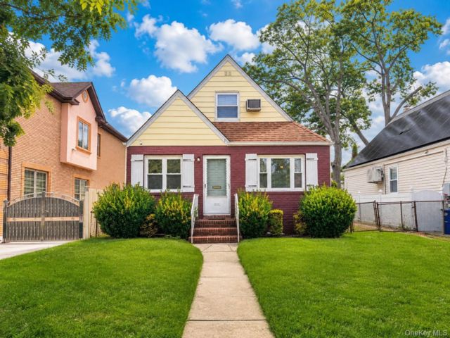  4 BR,  1.00 BTH &nbsp;Cape cod style home in Glen Oaks