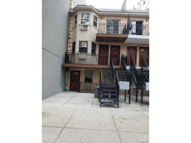  3 BR,  2.00 BTH &nbsp;Hi ranch style home in Bushwick