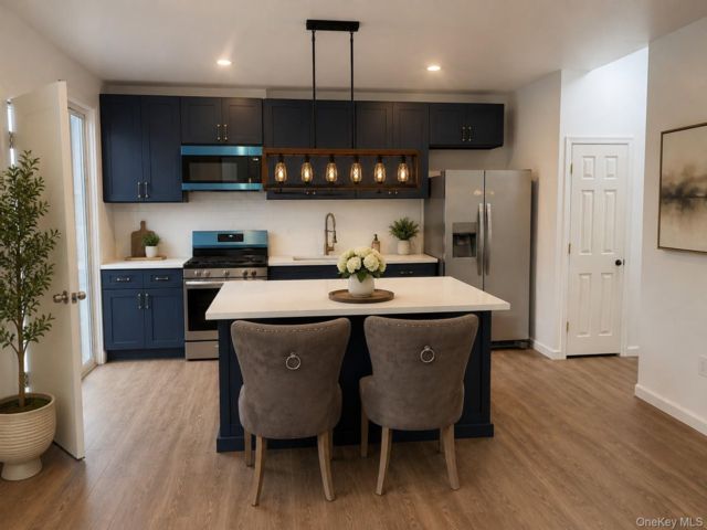  4 BR,  2.00 BTH &nbsp;Full floor apar style home in Wakefield