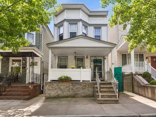  5 BR,  3.00 BTH &nbsp;Colonial style home in Woodhaven