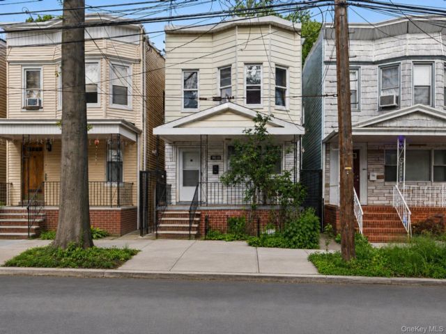  4 BR,  3.00 BTH &nbsp;Colonial style home in Woodhaven