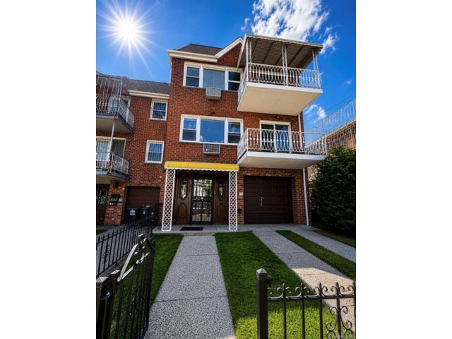  3 BR,  2.00 BTH &nbsp;House style home in Woodside