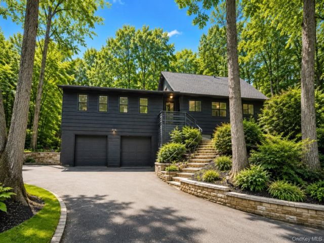  5 BR,  4.00 BTH &nbsp;Raised ranch style home in Huntington