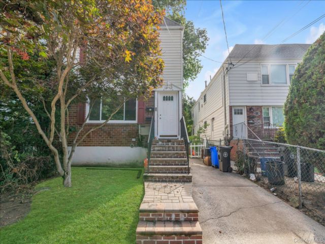  2 BR,  2.00 BTH &nbsp;Includes legal  style home in Little Neck