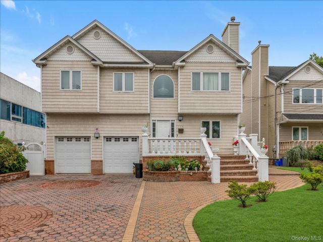  4 BR,  4.00 BTH &nbsp;Colonial style home in Freeport