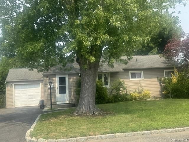  4 BR,  2.00 BTH &nbsp;Ranch style home in North Babylon