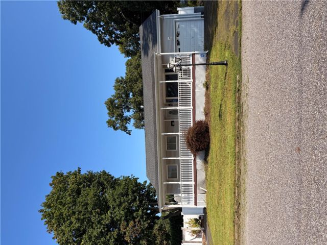  4 BR,  3.00 BTH &nbsp;Exp ranch style home in Islip Terrace