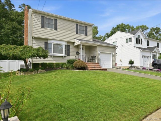  3 BR,  2.00 BTH &nbsp;Colonial style home in Wantagh