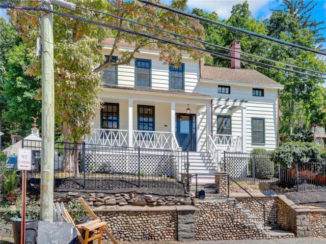 3 BR,  2.00 BTH &nbsp;Colonial style home in Northport