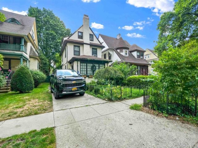  4 BR,  3.00 BTH &nbsp;Colonial style home in Kew Gardens