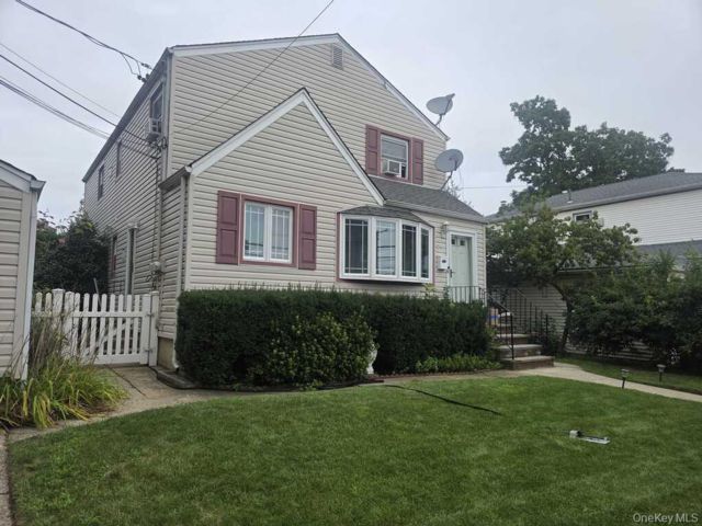  2 BR,  1.00 BTH &nbsp;Colonial style home in Lynbrook