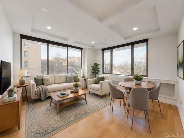  1 BR,  1.00 BTH &nbsp;Mid rise style home in Forest Hills