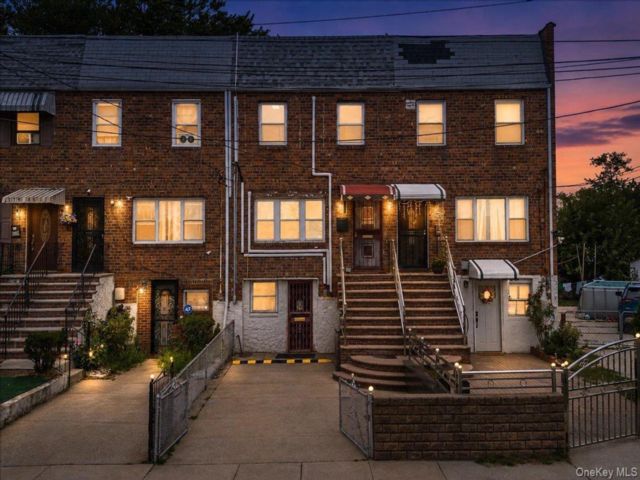  3 BR,  2.00 BTH &nbsp;Split level style home in Springfield Gardens