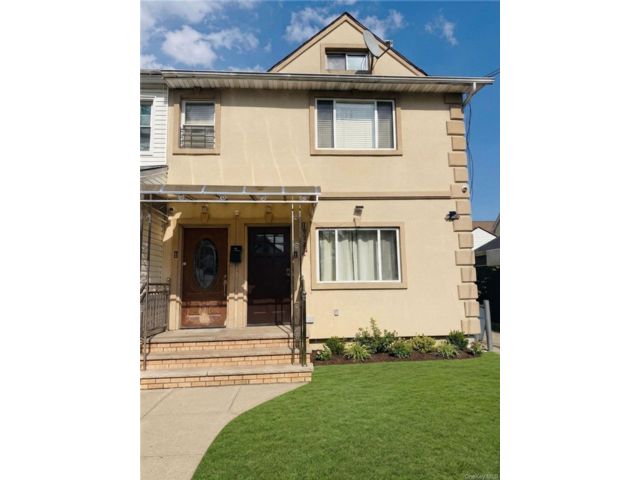  6 BR,  4.00 BTH &nbsp;House style home in Queens Village