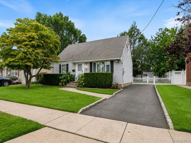  4 BR,  2.00 BTH &nbsp;Exp cape style home in Hicksville