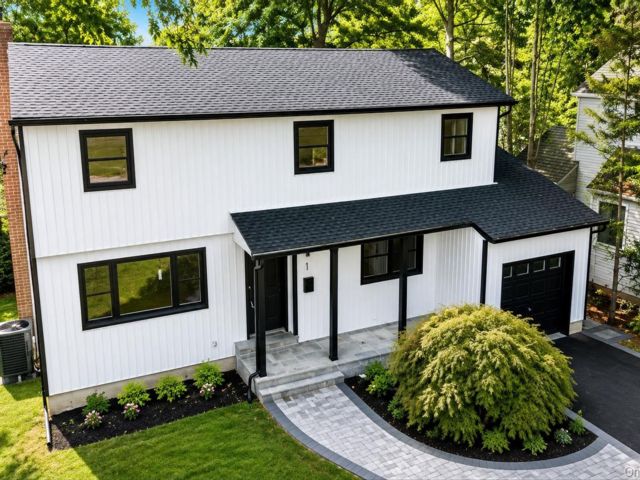  4 BR,  3.00 BTH &nbsp;Colonial style home in East Williston