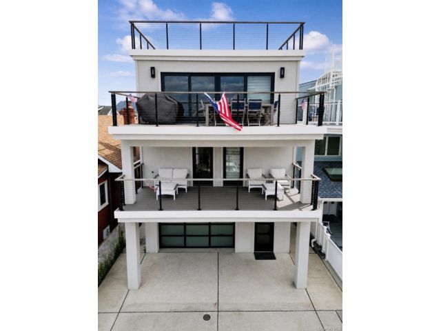  4 BR,  3.00 BTH &nbsp;Contemporary style home in Long Beach