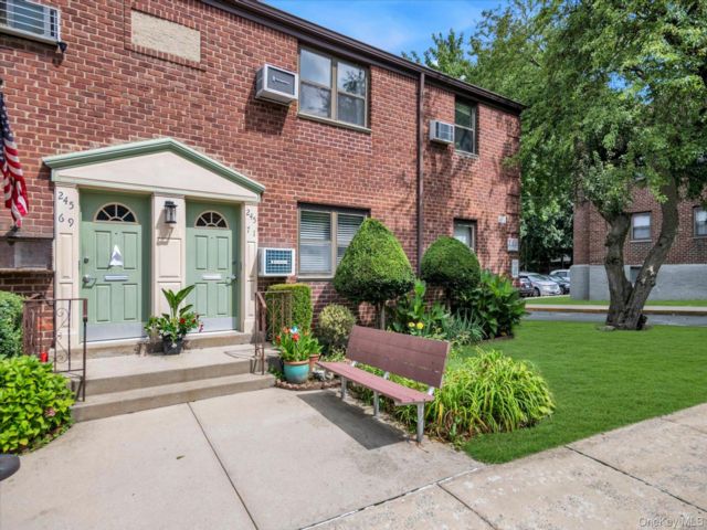  2 BR,  1.00 BTH &nbsp;Garden style home in Little Neck