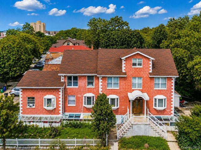 10 BR,  7.00 BTH &nbsp;House style home in Bayside