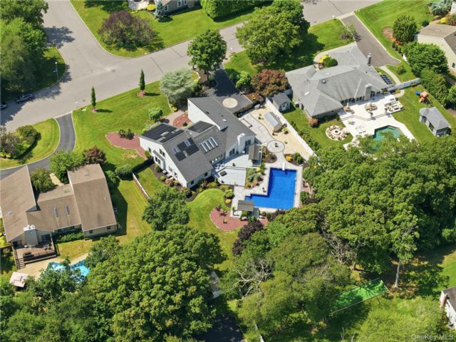  4 BR,  4.00 BTH &nbsp;Contemporary style home in East Islip