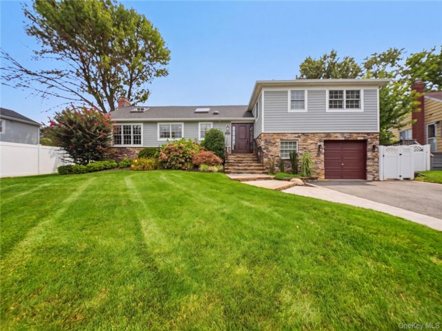  5 BR,  3.00 BTH &nbsp;Split level style home in Massapequa Park