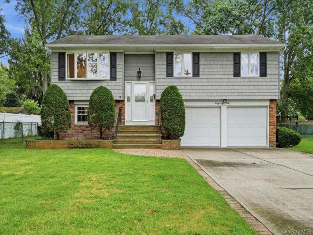 4 BR,  2.00 BTH &nbsp;Hi ranch style home in Islip