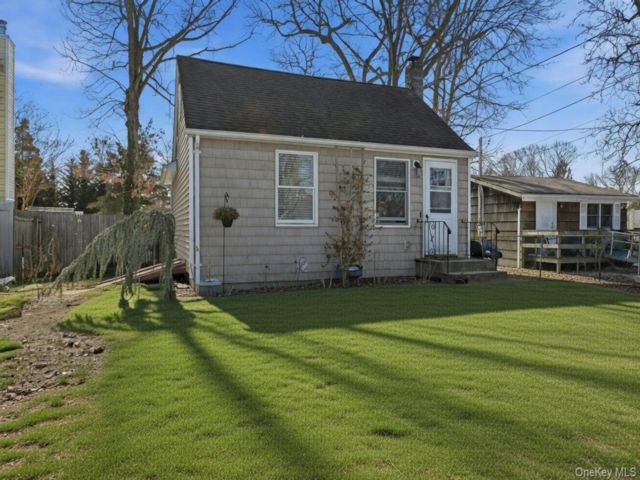  2 BR,  1.00 BTH &nbsp;Bungalow style home in Selden