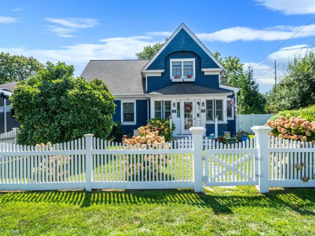  3 BR,  2.00 BTH &nbsp;Cape cod style home in Blue Point