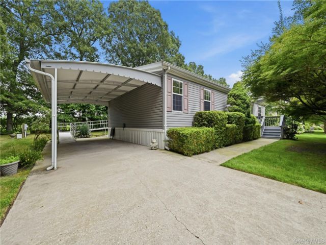  3 BR,  2.00 BTH &nbsp;Ranch style home in Calverton