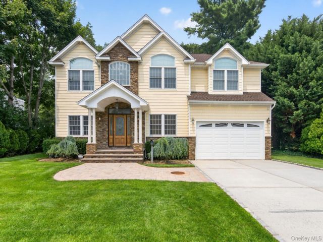  5 BR,  4.00 BTH &nbsp;Colonial style home in Roslyn Heights