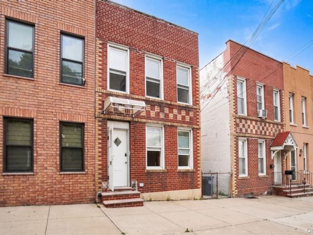  3 BR,  1.00 BTH &nbsp;Full floor apar style home in Maspeth