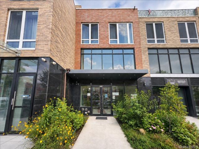  2 BR,  1.00 BTH &nbsp;Mid rise style home in Woodside