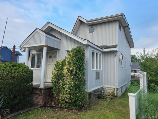  2 BR,  2.00 BTH &nbsp;Bungalow style home in Freeport