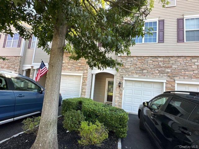  2 BR,  3.00 BTH &nbsp;House style home in Bay Shore