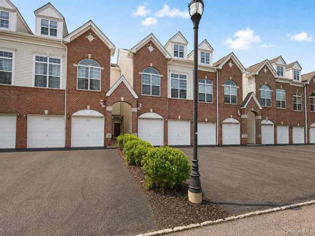  2 BR,  3.00 BTH &nbsp;Condo style home in New Windsor