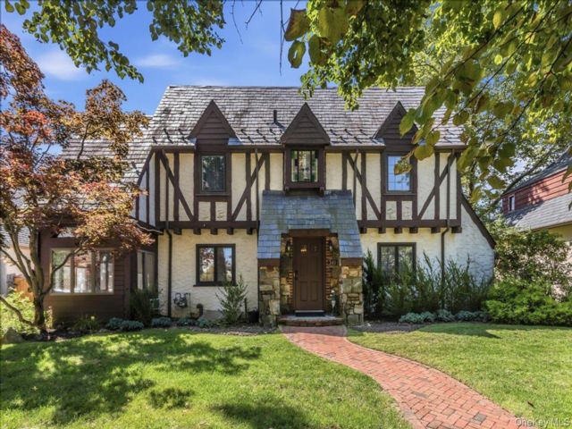 4 BR,  3.00 BTH &nbsp;Colonial style home in Rockville Centre