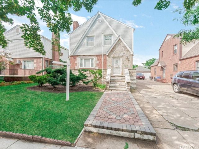  3 BR,  3.00 BTH &nbsp;Traditional style home in Rego Park